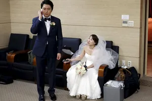 Cuộc sống áp lực khiến nhiều người trẻ trì hoãn  hoặc từ bỏ ý định kết hôn