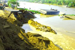 Một vụ sạt lở ở Hậu Giang do dòng chảy biến đổi vì khai thác cát lậu.  Ảnh: CAO PHONG