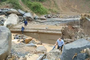 Quốc lộ 15C đoạn qua bản Pá Hộc, xã Nhi Sơn đi lên trung tâm huyện Mường Lát  bị đứt gãy làm đôi khiến giao thông bị chia cắt hoàn toàn. Ảnh: TTXVN