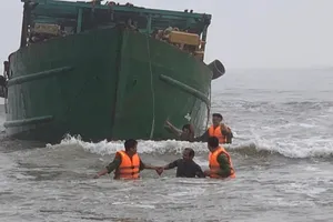 Đưa 6 thuyền viên tàu vỏ thép bị chìm vào bờ an toàn