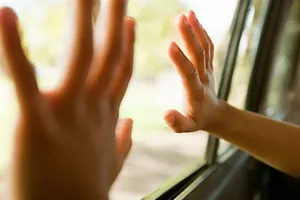 Nguy hiểm khi để trẻ trong ô tô