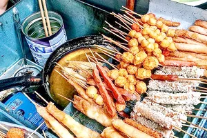 Những món quà vặt bắt mắt không rõ xuất xứ, thiếu an toàn  vệ sinh thực phẩm vẫn tràn lan trước cổng các trường học. Ảnh: THANH MAI