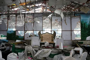Trần nhà hỏng, bàn ghế chỏng chơ sau vụ đánh bom tiệc cưới ở thủ đô Kabul. Ảnh: REUTERS