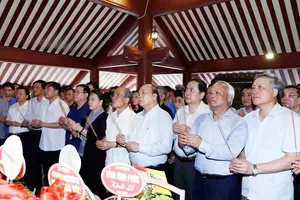 Thủ tướng Nguyễn Xuân Phúc, Chủ tịch Quốc hội Nguyễn Thị Kim Ngân cùng các đồng chí lãnh đạo,  nguyên lãnh đạo Đảng, Nhà nước dâng hương tại Đền thờ Bác Hồ trên đỉnh núi Ba Vì, TP Hà Nội.  Ảnh:  TTXVN