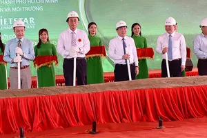 Chủ tịch UBND TPHCM Nguyễn Thành Phong cùng các đại biểu thực hiện nghi thức  khởi công xây dựng nhà máy chuyển đổi công nghệ đốt rác phát điện.