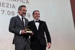 Đạo diễn Todd Phillips và diễn viên Joaquin Phoenix nhận giải Sư tử vàng cho phim xuất sắc nhất  (Nguồn: labiennale.org)