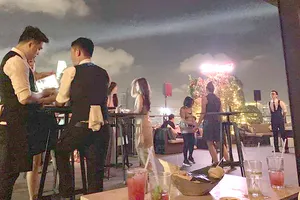 Hàng đêm, Air 360 Sky Bar tại tầng thượng cao ốc The One Saigon hoạt động từ 21 giờ đến 4 giờ sáng hôm sau
