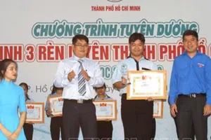 Tuyên dương học sinh điển hình 3 rèn luyện. Ảnh: TTXVN