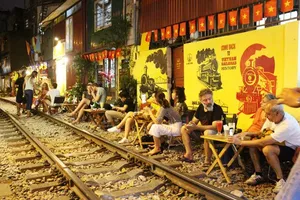 Cà phê đường tàu ở Hà Nội là địa điểm thu hút rất nhiều du khách  