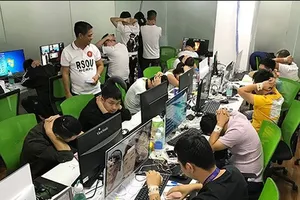 Các lao động nước ngoài trái phép bị bắt khi giới chức Philippines bố ráp vào một công ty ở vùng đô thị Manila tối 9-10. Ảnh: CNN