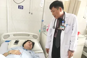 Bác sĩ Hoàng Ngọc Ánh đang thăm khám cho bệnh nhân.  Ảnh: THÀNH SƠN