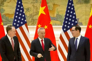 Bộ trưởng Tài chính Mỹ Steven Mnuchin (phải), Đại diện Thương mại Mỹ Robert Lighthizer (trái) và Phó Thủ tướng Trung Quốc Lưu Hạc tại vòng đàm phán thương mại ở Bắc Kinh ngày 14-2. Ảnh: TTXVN