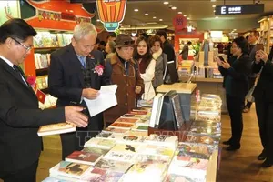Các đại biểu tham quan gian triển lãm sách Việt Nam tại Seoul, Hàn Quốc. Ảnh: TTXVN