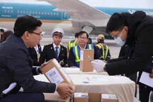 Lực lượng chức năng đưa thi thể các nạn nhân  về đến sân bay quốc tế Nội Bài. Ảnh: TTXVN