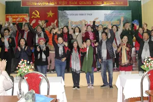 Văn nghệ sĩ TPHCM biểu diễn phục vụ cán bộ chiến sĩ Trạm biên phòng Đàm Thủy, Bản Giốc