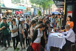 Bạn đọc xếp hàng xin chữ ký tại Đường sách TPHCM. Ảnh: XT