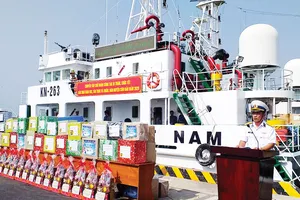 Tàu chở đoàn công tác thăm và chúc tết cán bộ chiến sĩ  trên các nhà giàn DK1