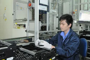 Sản xuất pin điện thoại di động tại một công ty có vốn đầu tư nước ngoài.  Ảnh: CAO THĂNG