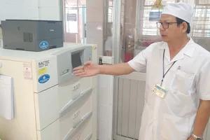 Máy cấy vi khuẩn lao hiện đại được Nhà nước đầu tư  tại Bệnh viện Phổi Đồng Nai.  Ảnh: VĂN PHONG