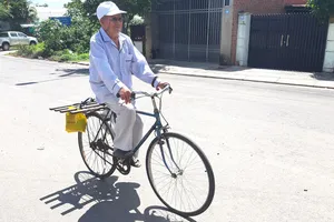 Cụ Bình đạp xe đi bán đậu phộng để kiếm tiền làm từ thiện
