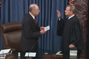 Chánh án Tòa án tối cao Mỹ John Roberts (phải) tuyên thệ chủ trì phiên tòa luận tội ông Trump ngày 16-1. Ảnh: REUTERS