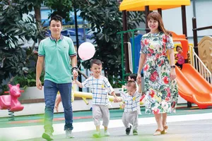 Cha mẹ cần dành nhiều thời gian với con cái.   Ảnh: HOÀNG HÙNG