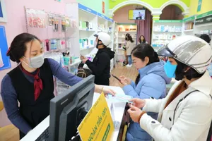 Một số cửa hàng tặng khẩu trang cho khách hàng. Ảnh: TTXVN