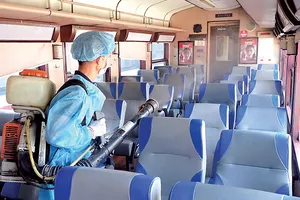 Xịt thuốc phòng dịch toa tàu ở Ga Sài Gòn                                                                     .  Ảnh: HOÀNG HÙNG