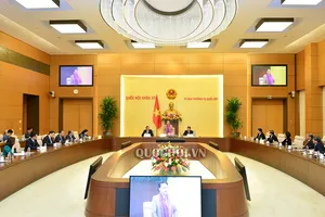 Chủ tịch Quốc hội Nguyễn Thị Kim Ngân chúc mừng các Đại sứ, Trưởng cơ quan đại diện Việt Nam tại nước ngoài. Ảnh: QUOCHOI.VN