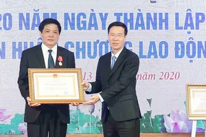 Đồng chí Võ Văn Thưởng trao Huân chương Lao động hạng ba cho Tổng Biên tập Báo điện tử Đảng Cộng sản Việt Nam  Trần Doãn Tiến. Ảnh: TTXVN