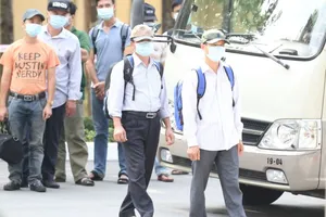 ​  Người dân đóng giả các công dân về Việt Nam từ vùng dịch được đưa về khu cách ly tại Sư đoàn 317 - Quân khu 7