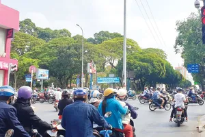 Bất chấp tín hiệu đèn đỏ, nhiều phương tiện vẫn lưu thông