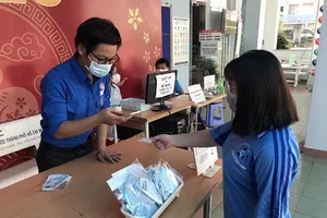 Tặng 42.000 khẩu trang cho sinh viên Trường Bách khoa TPHCM