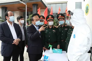 Thủ tướng  Nguyễn Xuân Phúc kiểm tra tại xe  xét nghiệm cơ động, Viện Y học dự phòng Quân đội  Ảnh: TTXVN