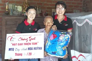 Nhóm từ thiện Thiện Tâm tặng quà một cụ già có hoàn cảnh khó khăn 