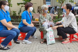 Bà Dương Thị Lê (phường 4, quận 8) bị suy tim, tật hai tay, mưu sinh bằng nghề lượm ve chai chia sẻ cảm xúc với các mạnh thường quân.   Ảnh: DIỄM MY