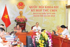 Bí thư Thành ủy TPHCM  Nguyễn Thiện Nhân cùng các thành viên Đoàn đại biểu  Quốc hội TPHCM  dự kỳ họp thứ 9 Quốc hội khóa XIV  tại điểm cầu TPHCM. Ảnh: VIỆT DŨNG