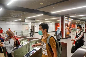 Người dân đeo khẩu trang phòng dịch COVID-19 ở một nhà ga đường sắt trên cao ở Kuala Lumpur, Malaysia ngày 4-5-2020. Ảnh: THX/TTXVN