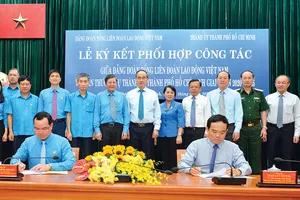 Bí thư Thành ủy TPHCM Nguyễn Thiện Nhân chứng kiến lễ ký kết  giữa Phó Bí thư Thường trực Thành ủy TPHCM Trần Lưu Quang và Chủ tịch Tổng Liên Đoàn Lao Động Việt Nam Nguyễn Đình Khang. Ảnh: VIỆT DŨNG