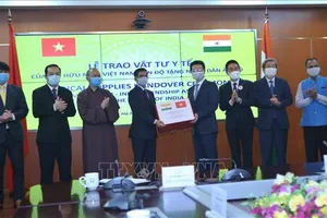 Bộ trưởng Bộ Thông tin và Truyền thông Nguyễn Mạnh Hùng, Chủ tịch Hội Hữu Việt Nam - Ấn Độ trao vật tư y tế cho Đại sứ Ấn Độ tại Việt Nam Pranay Verma. Ảnh:TTXVN