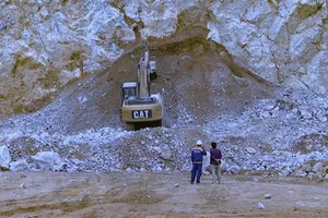 Lực lượng chức năng nỗ lực tìm kiếm nạn nhân vụ nổ mỏ đá. Ảnh: TTXVN