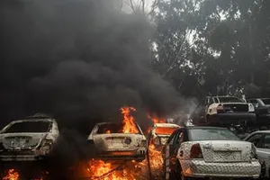 Khói lửa bốc lên sau vụ tấn công do lực lượng Quân đội miền Đông Libya (LNA) tiến hành tại thủ đô Tripoli ngày 25-3-2020. Nguồn: TTXVN