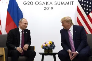 Tổng thống Nga Vladimir Putin và Tổng thống Mỹ Donald Trump bên thềm Thượng đỉnh G20 năm 2019. Ảnh: AP