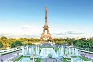 Biểu tượng của Paris mở cửa trở lại