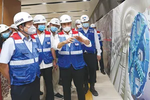 Chủ tịch UBND TPHCM Nguyễn Thành Phong tham quan công trường Ga Nhà hát Thành phố  của tuyến đường sắt đô thị số 1 Bến Thành - Suối Tiên ngày 27-4-2020. Ảnh: HOÀNG HÙNG