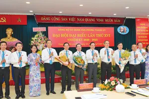 Bí thư Thành ủy TPHCM Nguyễn Thiện Nhân, Phó Bí thư Thường trực Thành ủy TPHCM Trần Lưu Quang tặng hoa chúc mừng  Ban Chấp hành Đảng bộ Cơ quan Văn phòng Thành ủy. Ảnh: VIỆT DŨNG