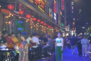 Phố đi bộ Bùi Viện lại nhộn nhịp