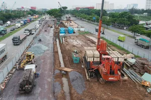 Công trình thi công nút giao thông  Nguyễn Văn Linh - Nguyễn Hữu Thọ Ảnh: CAO THĂNG