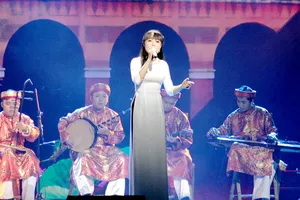 Ca cổ Bài ca Thành phố mùa xuân  do ca sĩ Thảo Vy, đoàn TPHCM biểu diễn