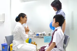 Bác sĩ tư vấn cho phụ huynh tiêm vaccine  phòng ngừa bạch hầu cho trẻ